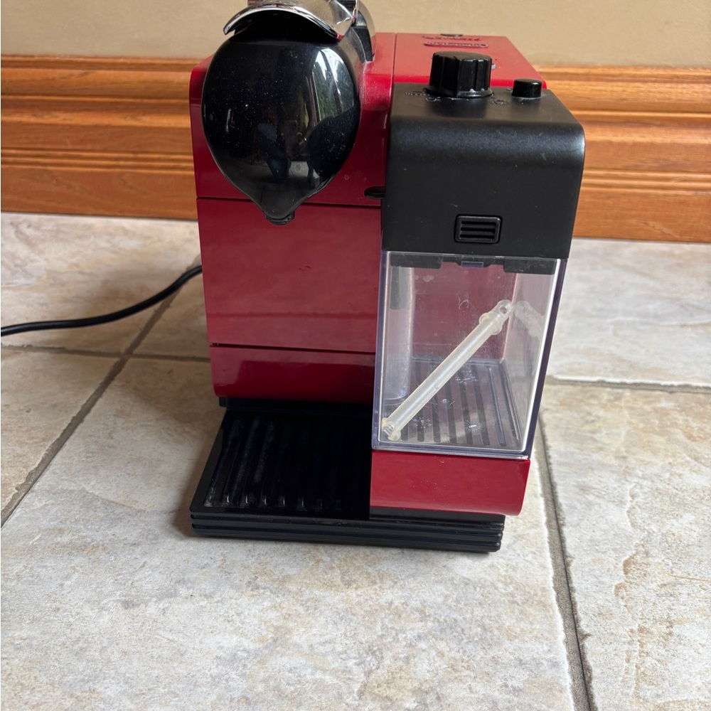 DeLonghi RED Nespresso Lattissima Latte, Cappuccino Espresso Machine EN520R